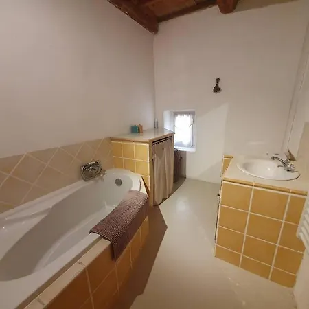 Casa vacanze Maison De Village Avec Terrasse Saint-Quentin-la-Poterie